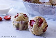MUFFINY TRUSKAWKOWE Z BIAŁĄ CZEKOLADĄ I DOMOWYM SOSEM WANILIOWYM