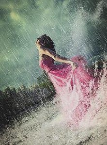 Kobieta czarująca mężczyznę...