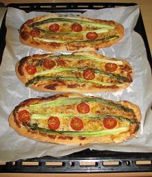 Mini pizza ze szparagami i pomidorkami koktajlowymi na sosie z niebieskiego sera