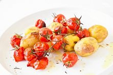 Zapiekane młode ziemniaki z pomidorkami