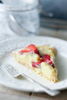 Tarta z truskawkami i kremem wanilinowym