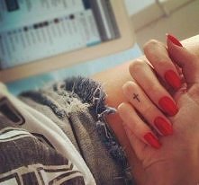 Paznokcie i tatuaż .