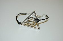 Bransoletka ze znakiem Insygniów Śmierci. Harry Potter <3
W komentarzu jest link do mojego sklepu na srebrnej agrafce, gdzie można kupić tę bransoletkę :)