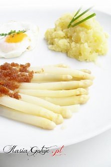 Gotowane szparagi z bułką tartą