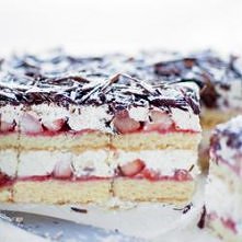 Tort Stracciatella z truskawkami