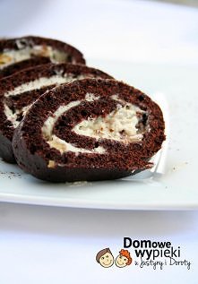 ROLADA Z BIAŁĄ CZEKOLADĄ I ORZECHAMI WŁOSKIMI
 
Ciasto:
- 4 jajka,
- 50 g kakao,
- 30 g mąki pszennej,
- 1 łyżka oleju,
- 80 g cukru,
- ½ łyżeczki proszku do pieczenia

Żółtka u...