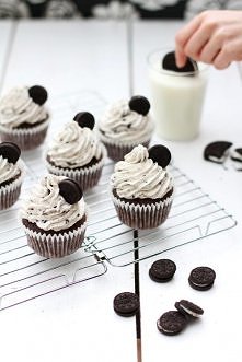 MUFINKI OREO :) 

kładniki:

    2 jajka
    175 g cukru
    4 łyżki gorzkiego kakao
    5 łyżek rozpuszczonego masła
    1/3 szklanki gorącej wody
    200 g mąki pszennej
    7...