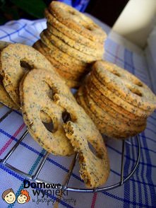 KRUCHE CIASTECZKA WANILIOWO-MAKOWE
 
Składniki:
- 250 g mąki pszennej,
- 40 g budyniu wanilinowego (1 paczka),
- 200 g masła w temperaturze pokojowej,
- 16 g cukru wanilinowego ...