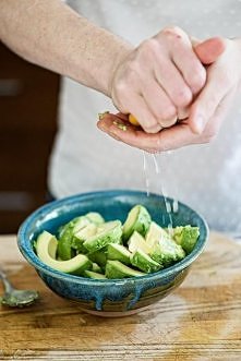 avokado z sokiem z cytryny