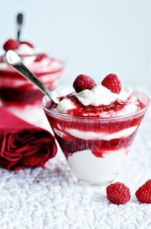 Jogurtowy deser z malinkami.