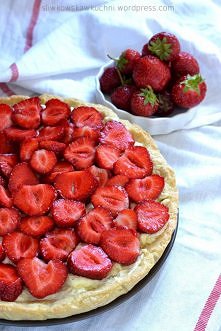 Tarta z truskawkami
Kilka słów, jeden telefon, jedna chwila mogą zmienić wszystko… Gdy kilka marzeń spełnia się w jednym momencie. Gdy świeci słońce, szumi morze i czuje się pia...