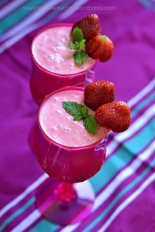 Koktajl truskawkowy

(2 porcje)

1 banan
250 g truskawek
400 g jogurtu natura...