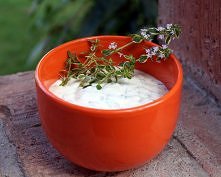 SOS JOGURTOWO-ZIOŁOWY

Składniki:
- 1 opakowanie jogurtu typu greckiego (340 ...