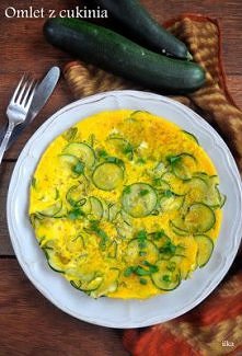 OMLET Z CUKINIĄ 

Składniki:
- 1 młoda cukinia (ok. 20 cm długości),
- 3 jajka,
- sól, pieprz,
- szczypiorek

Wykonanie:
Cukinię umyć, osuszyć i pokroić na cienkie plasterki. Ja...