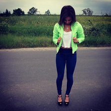 'Wiem, że to miało być inaczej.
Wiem, że niczego nie naprawię płaczem...
Tak bardzo pragnę, z Tobą być.
Kiedy nie ma Ciebie, ja już nie mam nic..."