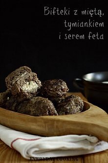 BIFTEKI - GRECKIE MIELONE 

Składniki (na 7 sztuk):
- 500 g mielonego mięsa,
- 1 nieduża czerwona cebula,
- 1 ząbek czosnku,
- garść świeżej mięty,
- listki z 2-3 gałązek tymian...