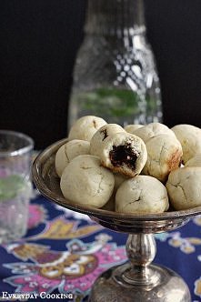 ARABSKIE KULKI Z DAKTYLAMI

Składniki (na ok. 20 szt.):
- 175 g suszonych daktyli,
- 1 łyżka mielonych migdałów,
- ½ łyżeczki ekstraktu waniliowego,
- szczypta mielonego kardamo...