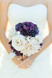 Fioletowy bukiet ślubny.