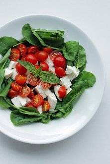 Pomidorki z bazylia i mozza...