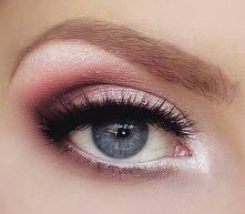 piękny delikatny makijaż.