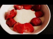 śniadako! miodowa kasza manna z truskawkami