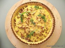 Tarta z kurkami i szynką parmeńską

Składniki:

Ciasto:
- 250 g mąki pszennej
- 125g masła
- 1 jajko
- 1 łyżka gęstej śmietany
- szczypta soli

Nadzienie:
- 400g kurek
- 3-4 pla...