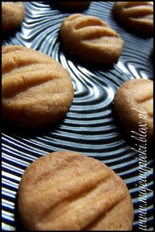 najlepsza baza na ciastka :) dodaję do nich wszystko co mam pod ręką od mmsów po kawałki orzechów :)