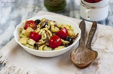 SAŁATKA Z MAKARONEM, SALAMI I SEREM FETA