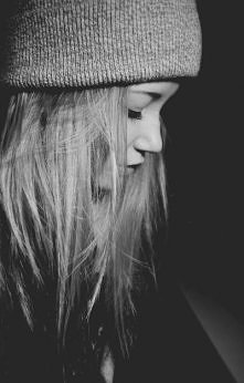 Pożycz mi płuca, bo moje się zapadły. Możesz pomyśleć też o butach, moje się już zdarły. Pożycz mi oczy, ja nie widzę już nic. Pożycz mi nogi, moje już nie mają siły iść. Pożycz...