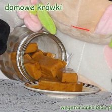 skład
600 ml smietanki 30 %
1 i 1/3 szklanki cukru
laska wanilii

przygotowanie
Śmietanę i cukier wrzucam do garnka, mieszam/garnek musi być kilkakrotnie większy niż jego zawart...