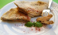 NALEŚNIKI GRYCZANE ZE SZPINAKIEM I SEREM FETA

Ciasto (na ok. 8 szt.):
- 80 g mrożonego szpinaku,
- 1 ½ szklanki mąki gryczanej,
- 1 ½ szklanki  mleka,
- 1 jajko,
- szczypta sol...