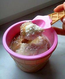 Składniki (porcja):

    banan
    3 łyżki jogurtu naturalnego
    1 łyżeczka karobu w proszku firmy Atakan (opcjonalnie kakao, ale w mniejszej ilości)

Sposób przygotowania:

 ...