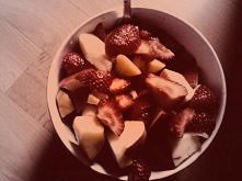 Sałatka owocowa-pyszna i zdrowa ;)
Zamiast opychać się słodyczami ,przygotuj sobie sałatkę!
Wystarczy tylko pokroić kilka owoców np. truskawki,jabłko i nektarynki.Możesz dodać d...