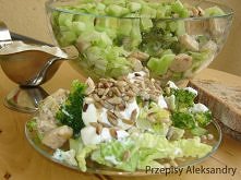 SAŁATKA BROKUŁOWA Z KURCZAKIEM