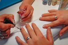 Technik usług kosmetycznych, dobry zawód dla kobiety bez wyższych studiów w dwa lata w medycznej szkole Omega