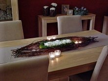 Materiały: pędy brzozy, drucik, ceramiczna misa, białe chryzantemy, świeży mech.

Z pędów brzody formujemy konstrukcję jak na zdjęciu, końce łączymy drucikiem. W środku na ceram...