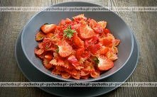 Makaron z sosem truskawkowym