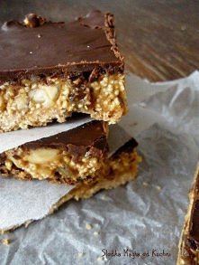 Krajanka "Jeżyki"

 NA CIASTO:
 4 łyżki brązowego cukru
 125g twardego masła
 175g mąki

 Masło posiekać na mniejsze kawałki. Wszystkie składniki szybko zagnieść na je...