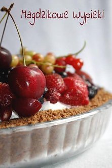 Magdzikowe Wypieki: Tarta z czerwonymi owocami i jagodami