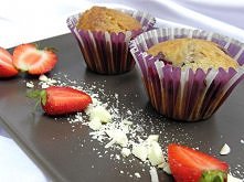 Muffiny z truskawkami i bia...