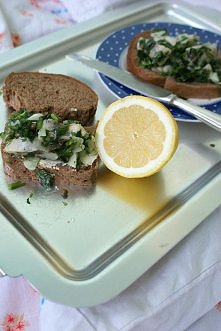 bardzo aromatyczna i letnia sałatka ze śledziem
więcej na dwieprawerece.blogspot.com