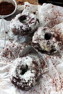 PIECZONE PĄCZKI CZEKOLADOWE 

Składniki (na ok. 10 dużych szt.):
- 130 ml mleka,
- 25 g świeżych drożdży,
- 70 g cukru trzcinowego,
- 400-450 g mąki pszennej,
- 2-4 łyżki kakao,...