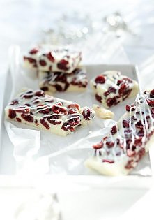 Białe batoniki
 Składniki:
• 200 g białej czekolady
• około 3/4 szklanki suszonej żurawiny
• do dekoracji (opcjonalnie): biały lukier

 Przygotowanie:
Czekoladę roztopić, uważaj...