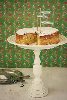 Ciasto kokosowo- ananasowe :)
Składniki (na tortownicę o śr. 18 cm):
110g masła w temp. pokojowej
110g cukru
2 jajka
250ml kwaśnej śmietany
200g mąki pszennej
1,5 łyżeczki prosz...