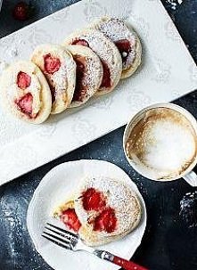 Placki jogurtowe z truskawkami
 kładniki, około 16 placków:

 • 250 g jogurtu greckiego lub naturalnego
 • 2 duże jajka
 • 2 łyżki oleju roślinnego lub roztopionego masła
 • 2 -...