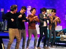 chłopcy z One direction tańczą w programie 
chatty man :D