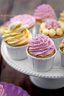 Składniki na 12 babeczek:

160 g masła
120 g drobnego cukru do wypieków
165 g mąki pszennej
1,5 łyżeczki proszku do pieczenia
3 jajka
skórka otarta z 1 cytryny
1 łyżeczka ekstra...