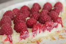 Tarta z malinami i białą cz...