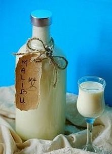Malibu -zrób sama
 Ilość: 2 pełne butelki 0,7 l każda

 Składniki: 

 250 ml wody+250 ml spirytusu/500 ml wódki,
 200 g kokosu,
 1 puszka mleka skondensowanego słodzonego,
 1 pu...