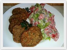 EKSPRESOWE KOTLECIKI SOCZEWICOWE 

Składniki:
- 1 puszka soczewicy,
- 1 cebula,
- 1 jajko,
- 2 łyżki płatków owsianych,
- 2 łyżki sezamu,
- koperek,
- sól, pieprz do smaku

Wyko...